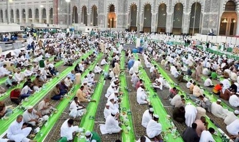 Suasana buka puasa di halaman Masjidil Haram. Arab Saudi Izinkan Buka Bersama untuk Puasa Sunnah di Masjidil Haram