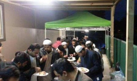 Suasana buka puasa komunitas Muslim Sydney di Iqro House, 39 McCourt St, Wiley Park, Sydney bagian barat.