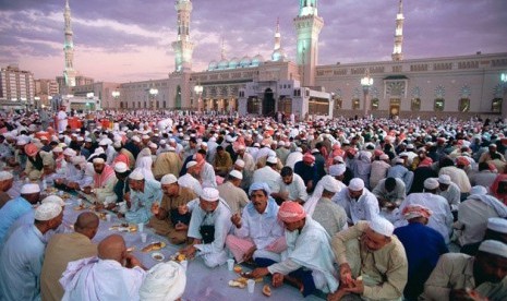 Suasana buka puasa Ramadhan di Arab Saudi.