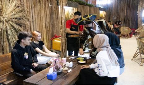 Suasana Cafe Mimichan Tropica yang unik dengan konsep bajak laut.