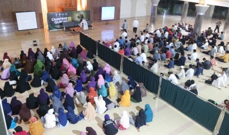 Suasana Camping Qur'an di Masjid Nurul Huda UNS Solo, Jumat (1/1).