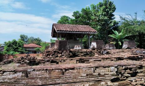 Suasana Candi Gayatri yang berada di Boyolangu, Kabupaten Tulungagung, Provinsi Jawa Timur. Candi yang juga dikenal dengan Candi Boyolangu ini merupakan peninggalan Kerajaan Majapahit.