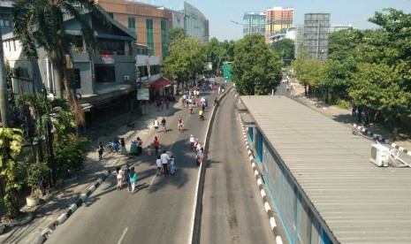 Suasana Car Free Day di Jakarta Selatan, Ahad (27/8). Pemerintah Kotamadya Jakarta Selatan menyelenggarakan Car Free Day atau Hari Bebas Kendaraan Bermotor di Jalan Raya Mampang hingga Jalan Warung Jati Barat.