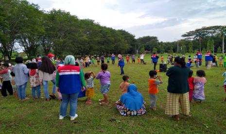 Suasana ceria itu seperti yang terlihat saat trauma healing dilakukan oleh Tim Pertamina, di lapangan Gedung Olah Raga (GOR) Bumi Patra Indramayu, Senin (5/4) sore.