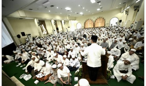 Suasana dalam acara halalbihalal yang diselenggarakan Rabithah Alawiyah di Jakarta, Senin (26/6)