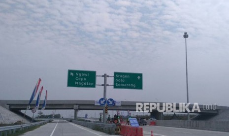 Suasana dan kondisi Tol Fungsional Ngawi - Kertosono, Ahad (10/6).