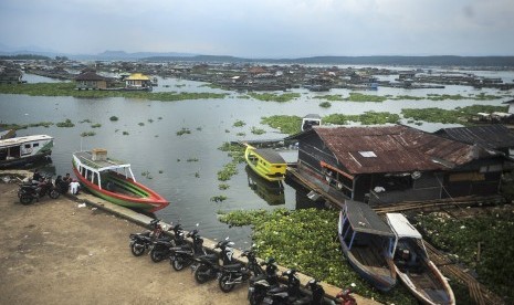 Suasana Danau Cilincing Waduk Cirata Kabupaten Cianjur, Jawa Barat, Minggu (12/3). 