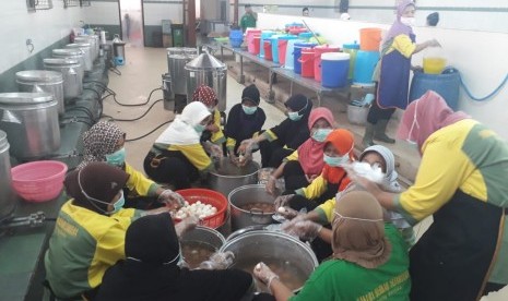 Suasana dapur di Asrama Haji Embarkasi Surabaya, Rabu (25/7)