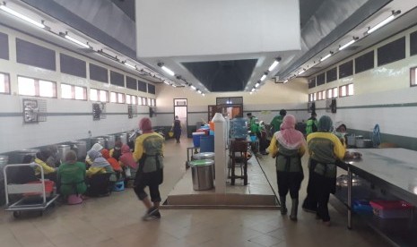 Suasana dapur di Asrama Haji Embarkasi Surabaya, Rabu (25/7)