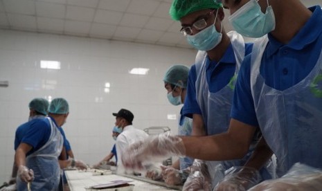 Suasana dapur tempat proses pengadaan konsumsi untuk calon jamaah haji Indonesia. 