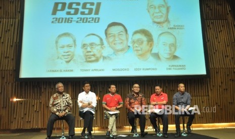 Suasana debat calon ketua umum PSSI di Jakarta, Selasa (4/10).