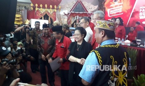 Suasana deklarasi enam pasangan calon gubernur dan wakil gubernur di DPP PDIP Lenteng Agung, Jakarta , Ahad (7/1).