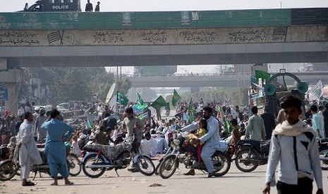 Suasana demo di Islamabad, Pakistan, Ahad (26/11).