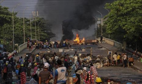 Suasana demonstrasi antijunta militer di Myanmar. 