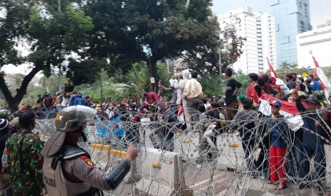 Suasana demonstrasi di sekitar Patung Kuda, Jalan Merdeka Barat, Jakarta Pusat, Selasa (20/10) sore. 