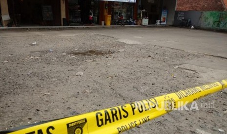 Suasana depan dan area parkir Lipss Club Bogor di Jalan Sukasari, Bogor Timur, Ahad (21/1), yang tampak sepi. Garis polisi dipasang setelah insiden keributan pada Sabtu (20/1) dini hari yang berujung pada aksi penembakan hingga menyebabkan korban jiwa. 