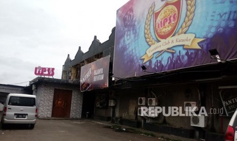 Suasana depan dan area parkir Lipss Club Bogor di Jalan Sukasari, Bogor Timur, Ahad (21/1), yang tampak sepi. Garis polisi dipasang setelah insiden keributan pada Sabtu (20/1) dini hari yang berujung pada aksi penembakan hingga menyebabkan korban jiwa. 