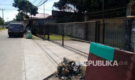 Suasana depan pabrik kopi Liong Bulan di Jalan Bintang Mas, Nanggewer, Cibinong, Bogor, Senin (20/11). Pagar pabrik tertutup rapat. 