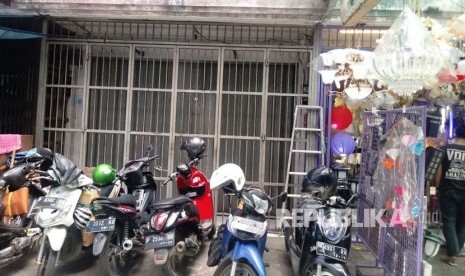 Suasana depan toko agen kopi Liong Bulan yang terletak di Ruko Sentral Jalan Dewi Sartika Blok B No 9, Bogor, Senin (20/11). Teras toko yang dulu berfungsi sebagai tempat parkir khusus toko kini dijadikan area parkir umum pengunjung Pasar Anyar.