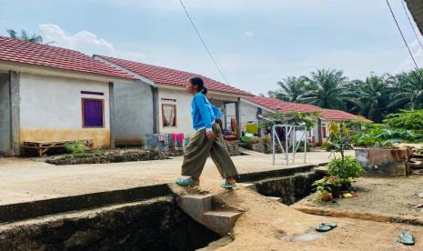 Suasana deretan hunian tetap (huntap) korban bencana tanah longsor di Kecamatan Cigudeg, Kabupaten Bogor. 