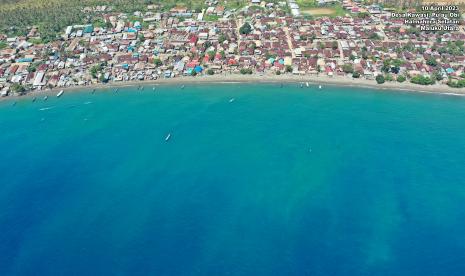 Suasana Desa Kawasi dan perairan laut Pulau Obi di sekitar wilayah operasional PT Trimegah Bangun Persada Tbk.