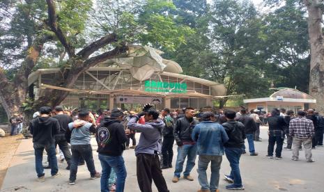 Suasana di area pintu masuk Kebun Binatang Bandung, Kota Bandung, Jawa Barat, Selasa (25/7/2023).