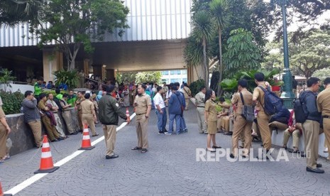 Suasana di Balai Kota DKI Jakarta sesaat setelah terjadi gempa, Selasa (23/1). 