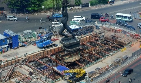 Suasana di Bundaran Senayan yang tengah dibangun proyek Mass Rapid Transit (MRT), Jakarta, Kamis (11/6). 