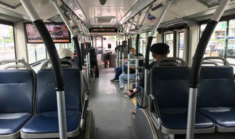 Suasana di dalam bus kota yang sepi penumpang akibat kebijakan bekerja dari rumah untuk menghindari makin meluasnya wabah COVID-19 varian Omicron di Beijing, China, Jumat (13/5/2022). Sejak gelombang terakhir Omicron di Beijiing pada 22 April hingga 11 Mei 2022, terdapat 928 kasus positif. China tidak akan Longgarkan Protokol Kesehatan Meski Dikritik