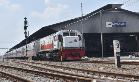 Kereta api saat transit di Stasiun KA Madiun, Jawa Timur. Ilustrasi