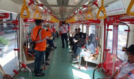 Suasana di dalam KRL Yogyakarta - Solo.