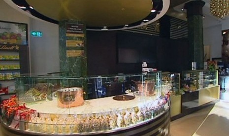   Suasana di dalam Lindt cafe sebelum dibuka resmi hari Jumat.