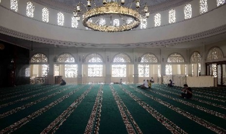 Suasana di dalam Masjid Al-Wiqoyah, Jagakarsa, Jakarta Selatan.