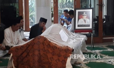 Suasana di dalam rumah duka Basofi Sudirman.