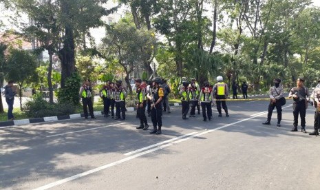 Suasana di depan Gereja Kristen Indonesia Jalan Diponegoro seusai ledakan, Ahad (13/5). 