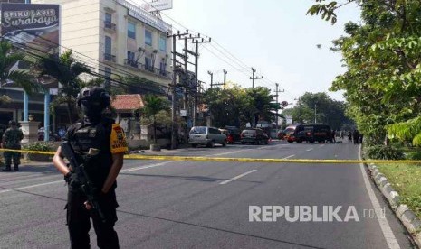 Suasana di depan Gereja Kristen Indonesia Jalan Diponegoro seusai ledakan