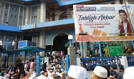 Suasana di depan Masjid Al Azhar, Jaka Permai, Bekasi Barat, Sabtu (3/3) tempat Tabligh Akbar Kajian Dhuha oleh Ustaz Abdul Somad. 