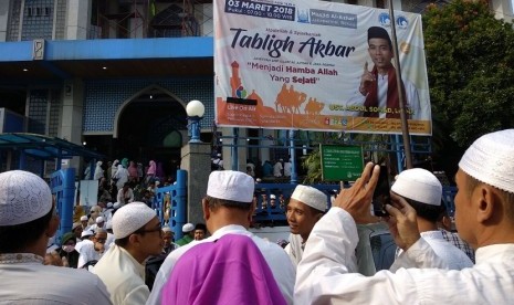 Suasana di depan Masjid Al Azhar, Jaka Permai, Bekasi Barat, Sabtu (3/3) tempat Tabligh Akbar Kajian Dhuha oleh Ustaz Abdul Somad. 