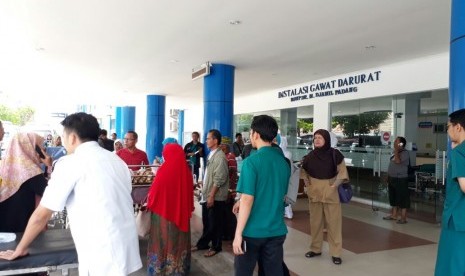 Suasana di depan RSUP M Djamil, Padang, Sumatra Barat, setelah gempa pada 12 Agustus 2017. 