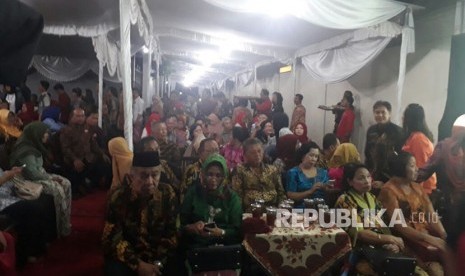 Suasana di depan rumah Jokowi jelang prosesi Midodareni Kahiyang dengan Bobby Afif Nasution, Selasa (7/11).