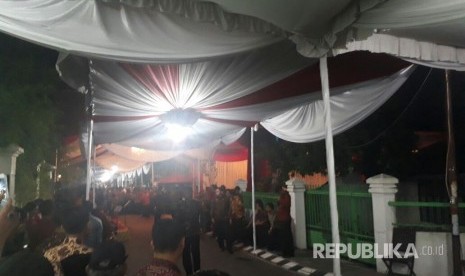 Suasana di depan rumah Jokowi jelang prosesi Midodareni Kahiyang dengan Bobby Afif Nasution, Selasa (7/11).