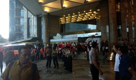 Suasana di Gedung Bursa Efek Indonesia (BEI) usai atap ambruk di tower 2, Senin (15/1).