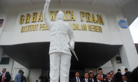 Suasana di halaman depan Kampus Institut Pemerintahan Dalam Negeri (IPDN) Jatinangor seusai Peresmian Patung Pendiri IPDN, Soekarno, yang diresmikan Presiden Joko Widodo, Sumedang, Jawa Barat, Senin (8/8). 