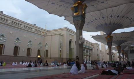 Penjelasan Benda Mati yang Hidup dalam Islam. Suasana di halaman Masjid Nabawi di Madinah, Arab Saudi saat musim haji 2017.