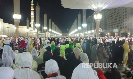 Suasana di halaman Masjid Nabawi usai shalat Subuh.