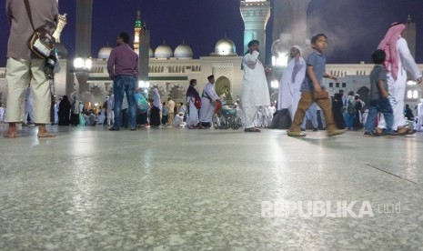 Suasana di halaman Masjid Nabawi usai shalat Subuh, Rabu (9/8). Pusat Medis Masjid Nabawi Selamatkan Jamaah Umroh yang Henti Jantung