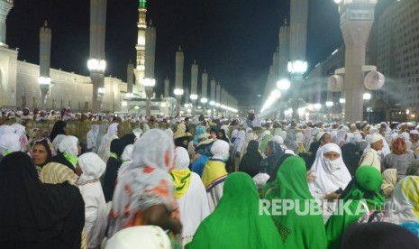 Suasana di halaman Masjid Nabawi usai shalat Subuh, Rabu (9/8).