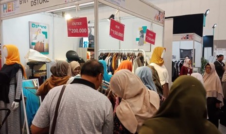 Suasana di hari terakhir Halal Expo 2019, di ICE BSD, Tangerang, Banten, Ahad (8/12). Sejumlah masyarakat Muslim mulai berdatangan dan berkunjung ke stand-stand yang tersedia, salah satunya stand Republika. 