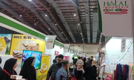 Suasana pameran Halal Indonesia Expo. Pakar ekonomi syariah dari Universitas Airlangga (Unair) Imron Mawardi mendorong pemerintah Indonesia bisa memanfaatkan prospek pasar halal dunia