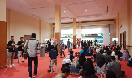 Suasana di hari trakhir pameran Halal Indonesia Expo 2019, di Jakarta Convention Center (JCC) Senayan, Jakarta, Ahad (30/6). Pada hari terakhir pameran, nampak pengunjung antusias mendengarkan kajian dan berbelanja produk halal. 